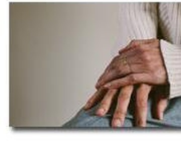 Een hand die een andere hand vasthoudt